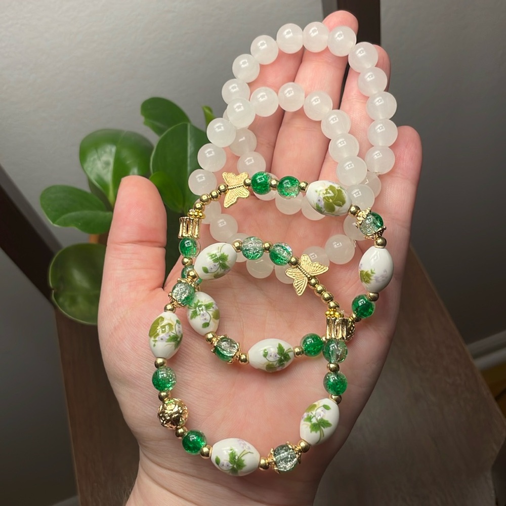 4pc LOT🌠NWOT🌠Stretchy bead bracelets >> milky white glass + green floral